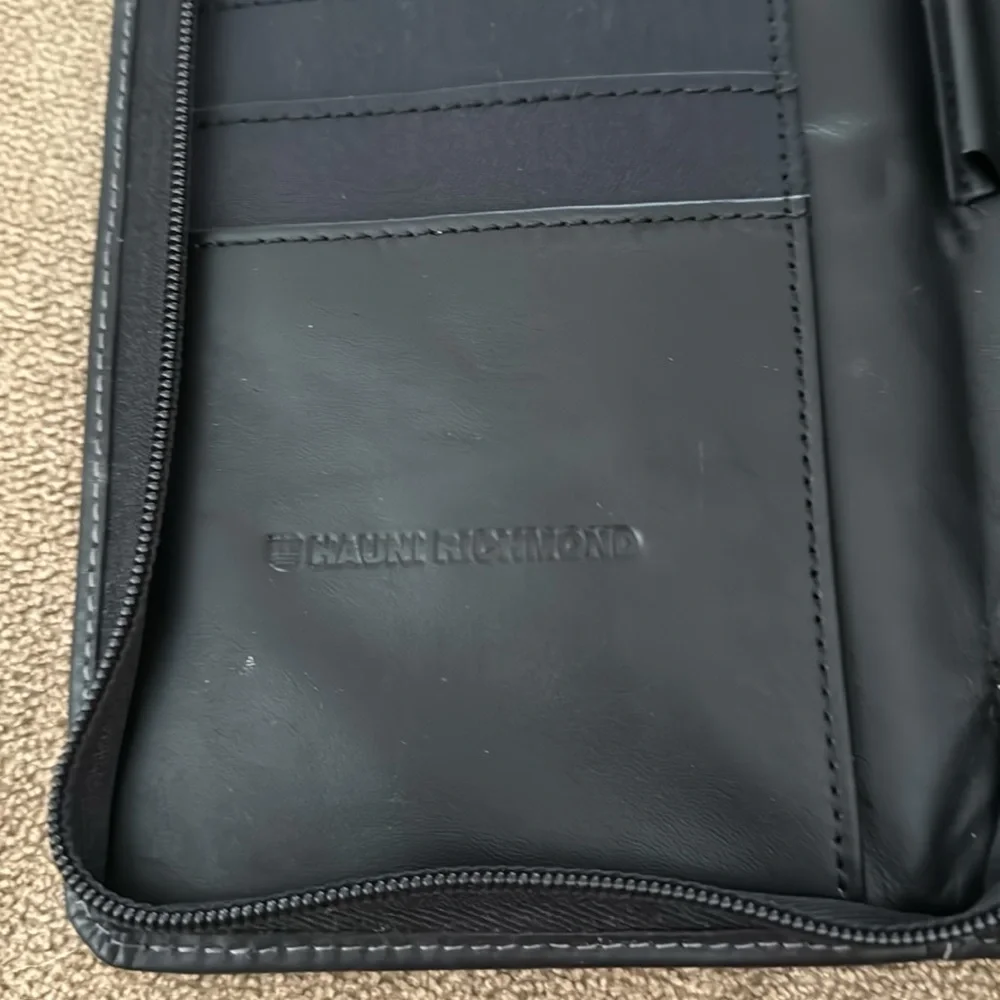 Leeds Black Genuine Leather Zip Around Organizer Portfolio Hauni Richmond (TD)